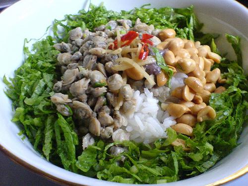 Travel to Hue and enjoy mussel rice