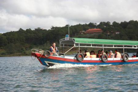 Drifting on Tuyen Lam Lake in Lam Dong province