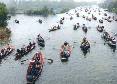 Huong pagoda pilgrimage continues to attract visitors