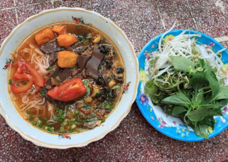 Saigon's food, saigon's dishes, saigon street dishes, street dishes, Vietnamese dishes, vietnamese food, vietnamese street food