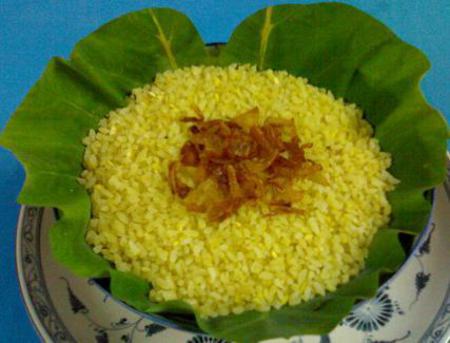 Steamd sticky rice mixed with green bean paste - xoi vo