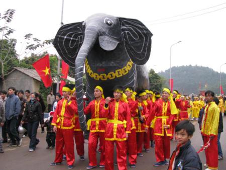 Over 30,000 visitors flock to Giong festival 2013