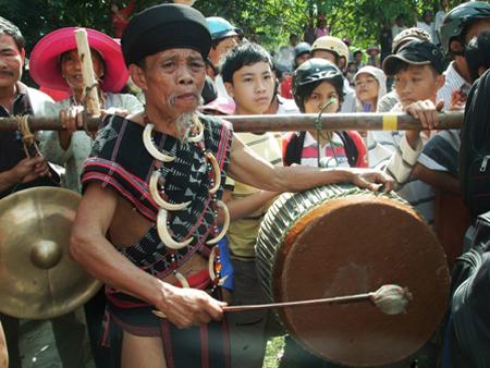 Hue – Mountain region festival links ethnic groups