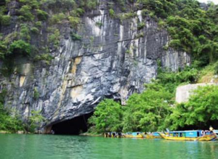 Gate of Phong Nha cave