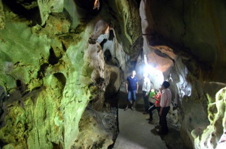 Da Hoa cave in Cat Ba island