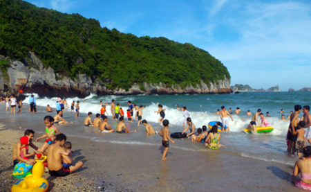 Sea bathing at Cat Ba island