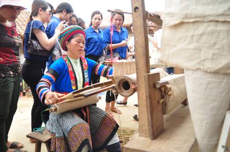 ethnic handicraft bazaar in Ha Noi