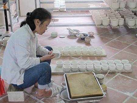 making ceramic in Bat Trang pottery village