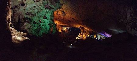 sung sot cave in Halong Bay 1